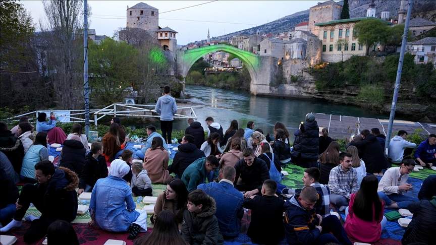 Ispod Starog mosta iftarilo 1.300 postača
